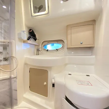 The Yacht Experience 船上ホテル