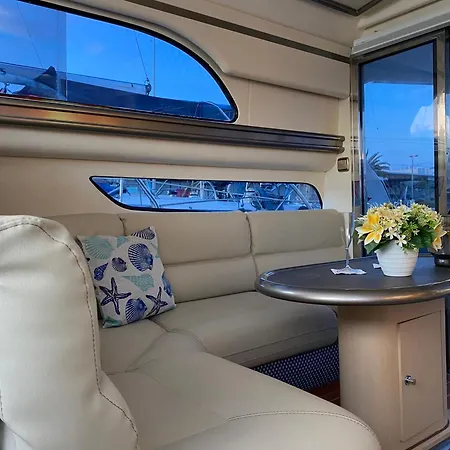 船上ホテル The Yacht Experience