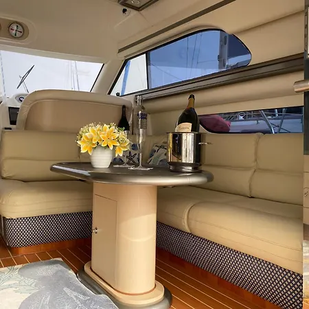 The Yacht Experience 船上ホテル
