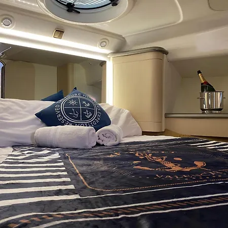 The Yacht Experience Bateau-hôtel *