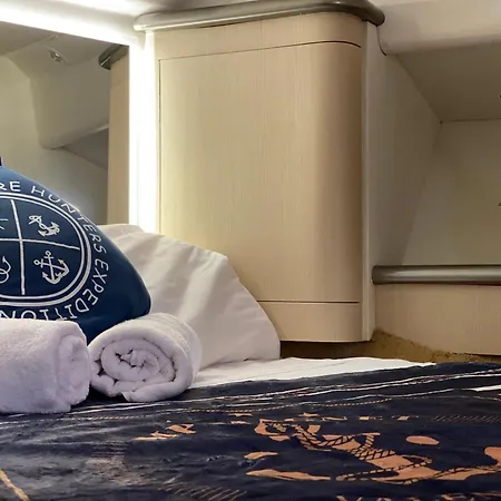 The Yacht Experience بوتيل *