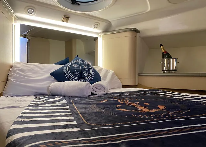 The Yacht Experience Bateau-hôtel *